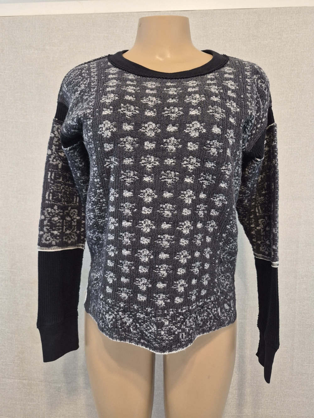 Men's Black and Gray Patterned Crewneck Sweater